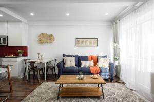 纽约809-2A Gorgeous 1BR New W D Modern Best Location的客厅配有蓝色的沙发和桌子
