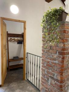 RoppoloLocanda Tarello1880的砖墙和植物门的房间