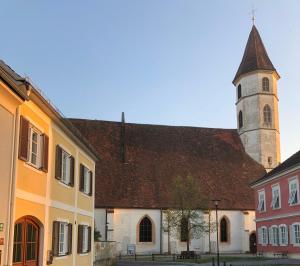 巴特拉德克斯堡ALTSTADT-APARTMENTS Bad Radkersburg - Ihr Zuhause auf Reisen的一座有塔楼和教堂的建筑