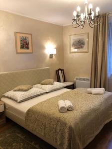 波兰尼卡-兹德鲁伊Villa Almira的一间卧室配有一张床,上面有两条毛巾