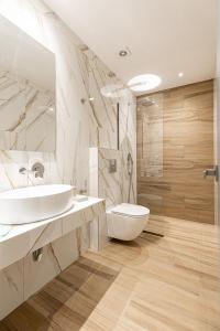 利迈纳里亚Senso Deluxe的一间带水槽、卫生间和淋浴的浴室