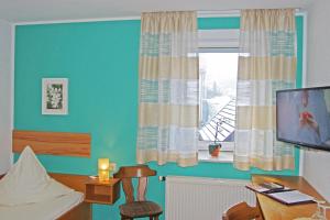 克伦巴赫狮子庭酒店的客房设有床和窗户。