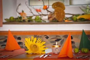 克伦巴赫狮子庭酒店的一张桌子上放着蜡烛和向日葵