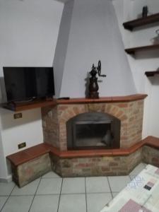 阿夸维瓦Casa Isidora的客厅设有壁炉和平面电视