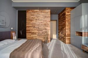 敖德萨诗人艺术酒店的一间卧室设有一张床和砖墙