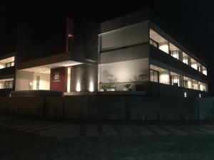 耶尔瓦布埃纳Duplex premium, excelente ubicacion II的一座晚上点亮的建筑,灯火通明