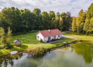 NasvaNinnujärve Private Holiday Home的享有湖畔房屋的空中景致