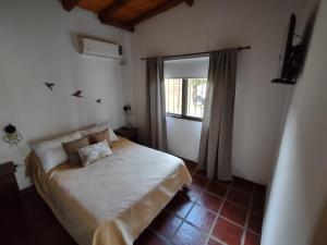 圣何塞Altos del Campo的一间小卧室,配有床和窗户
