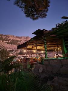 达纳达纳塔酒店的一间晚上享有沙漠景色的餐厅