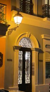 圣胡安纳沃纳酒店的建筑物一侧的门