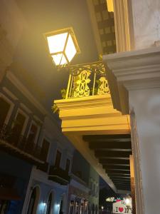 圣胡安纳沃纳酒店的建筑中一个黄色的阳台,光线充足