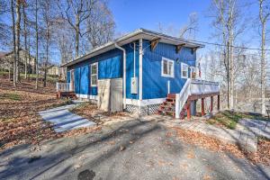 Gray Home with View of Boone Lake and Fire Pit!的坐在路边的蓝色房子