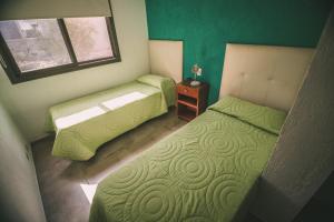 维拉卡洛斯帕兹lacasonavistalago的一间小卧室,配有两张床和窗户