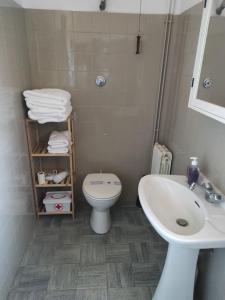 马塔罗Apartamentos Can bruguera 2的浴室配有白色卫生间和盥洗盆。