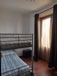 马塔罗Apartamentos Can bruguera 2的一间卧室设有两张双层床和一扇窗户。