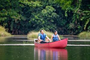 Boca Tapada玛奎恩克生态旅馆的水里两人乘坐红船