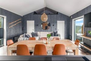特吕西尔Hytte Trysil SPA的一间带木桌和椅子的用餐室