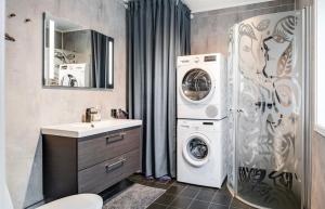 特吕西尔Hytte Trysil SPA的浴室设有洗衣机和烘干机,毗邻水槽
