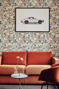 斯德哥尔摩NOFO Hotel, WorldHotels Crafted的客厅配有沙发和汽车图片
