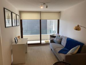 特木科DEPARTAMENTO TEMUCO CENTRO 1 HABITACION HASTA 3 PAX的带沙发和大窗户的客厅