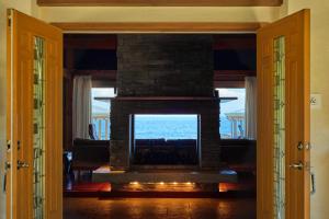 壹岐市Private beach retreat Resort villa iki by ritomaru的客厅设有壁炉,享有海景