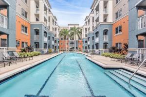 迈阿密Dharma Home Suites South Miami at Red Road Commons的公寓大楼庭院内的游泳池