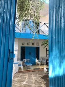 吉利特拉旺安The House Hostel的房子前面的蓝色门