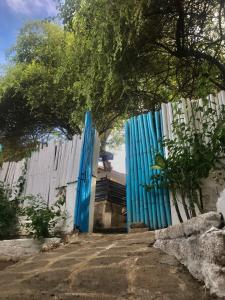吉利特拉旺安The House Hostel的白色栅栏前的蓝色门