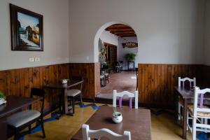 圣萨尔瓦多德朱马内圣萨尔瓦多德久久酒店的餐厅拥有木墙和桌椅