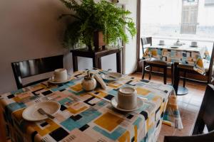 圣萨尔瓦多德朱马内圣萨尔瓦多德久久酒店的餐桌,带五颜六色的桌布