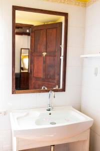 琅勃拉邦Mekong Chidlatda Villa的一间带水槽和镜子的浴室