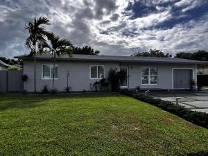 迈阿密Lovely & Modern Room in Miami的院子里有棕榈树的白色房子