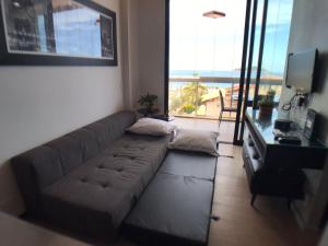 尼泰罗伊Maravilhoso Loft vista mar OCEANVIEW的带沙发和电视的客厅