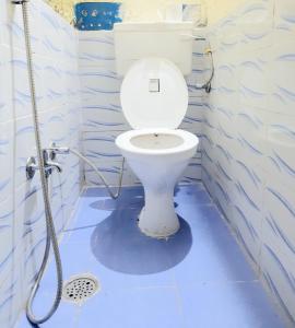 斋浦尔Housetel的一间带卫生间的浴室,铺有蓝色地板