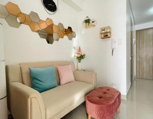 马尼拉Sakan 5-Star Quality Condotel的带沙发和凳子的客厅
