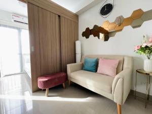 马尼拉Sakan 5-Star Quality Condotel的客厅配有沙发和椅子