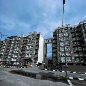 瓜埠Ins Apartment Langkawi Simfoni Beliza KUAH的停车场两栋大型公寓楼