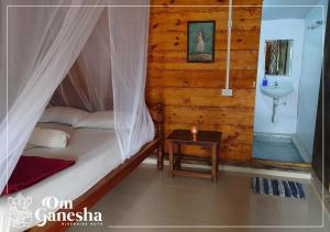 帕罗林Om Ganesha的一间卧室配有一张床和一个水槽