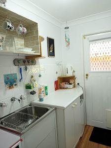 KincumberKincumber Guest Suite的厨房配有水槽和台面