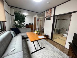 奈良Old modern house in Nara Second的客厅配有沙发和桌子