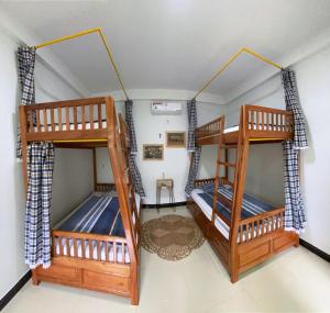 Kon TumKontum Home Sweet Homestay的一间客房内配有两张双层床的房间