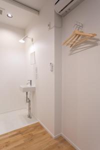 镰仓市CASA Kamakura Espresso&BED的浴室配有白色的墙壁和水槽