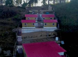 KandāghātSecret Staycation Nature Cottages的享有红色屋顶房屋的空中景致