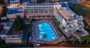 锡德TUI Blue Barut Andız - All Inclusive - Adults Only的享有酒店空中美景,设有游泳池