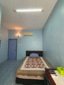 CukaiDeummah Guest Room的一间卧室设有一张床和蓝色的墙壁