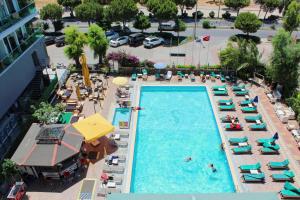 迪迪姆Panormos Hotel的游泳池的顶部景色,设有椅子和人