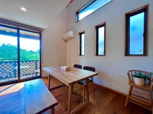 石垣岛HONRENGA石垣島的客房设有桌椅和窗户。