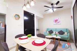 努沙再也Almas Suites @ Puteri Harbour的客厅配有桌子和蓝色沙发