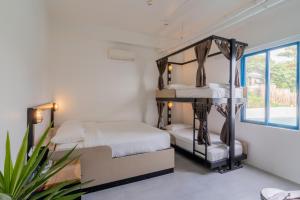 科隆合普旅舍的一间卧室设有两张双层床和一扇窗户。