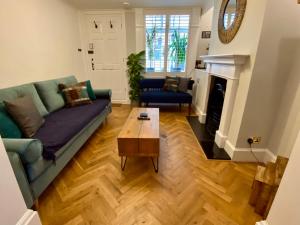 布莱顿霍夫Camelford Street Cottage - Brighton的带沙发和咖啡桌的客厅